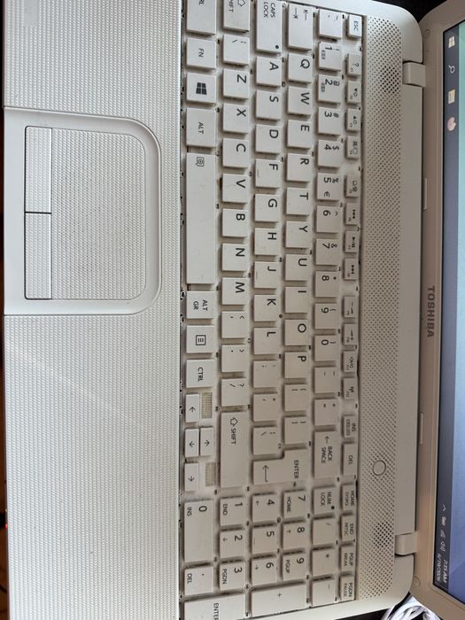 Vand laptop TOSHIBA ieftin functional 8gb RAM  500GB Hdd