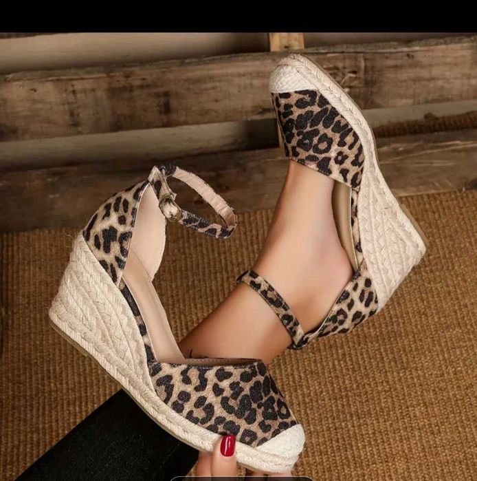Нови дамски сандали в леопардов принт и бели летни обувки с дантела.