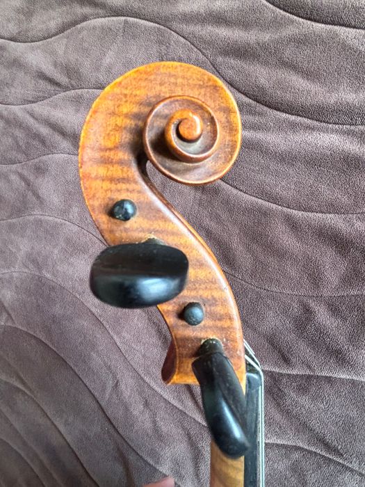 Майсторска виола изработена от лютиерът Найден Ганчев през 1973