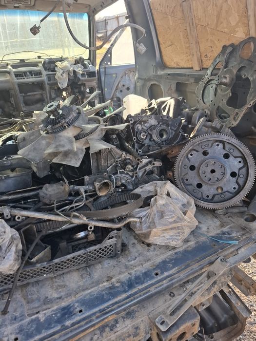 Двигатель по запчасти 4D56 2.5 дизель