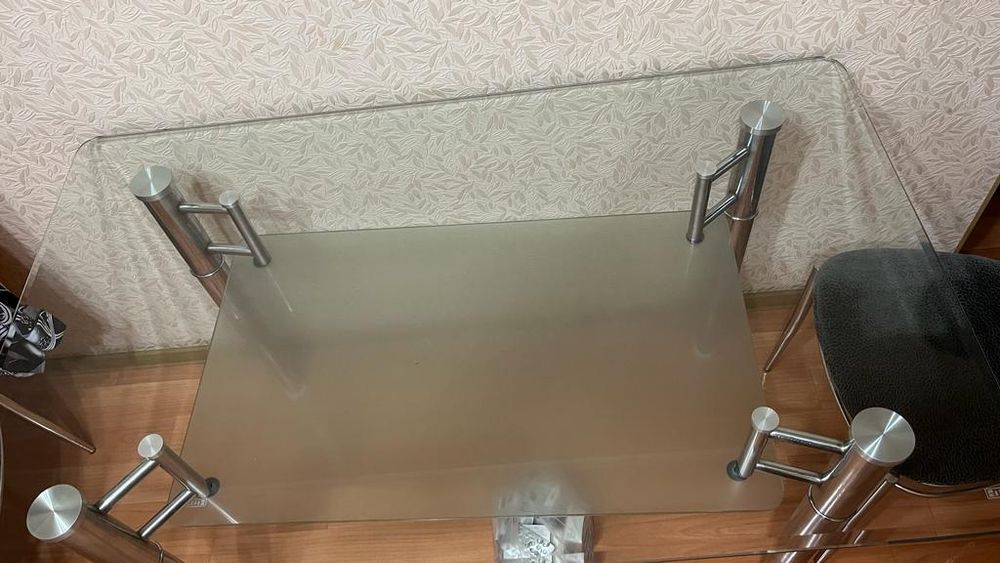 Продам стеклянный стол