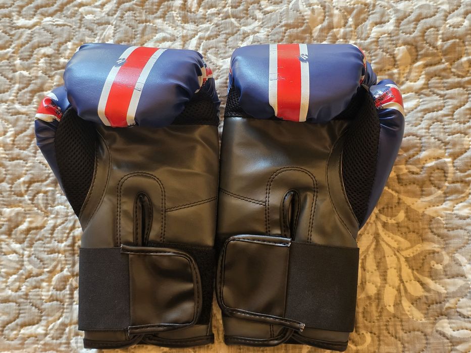 Нови боксови ръкавици Lonsdale