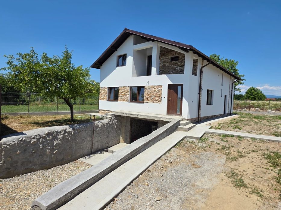 Casă Nouă la cheie zona Manastirii .