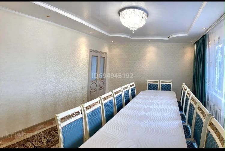 Продается раздвижной стол с 16 стульями.