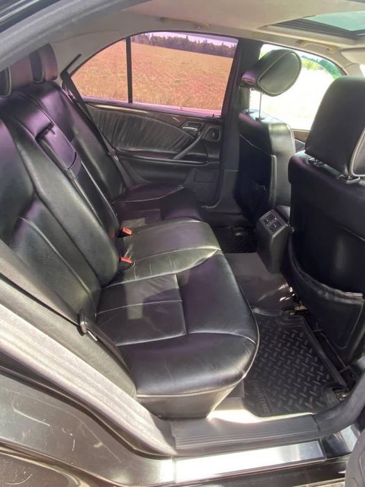 Мерседес бенс w210 e320 кожанный салон 2001 года 240 лошадинных сил!!!