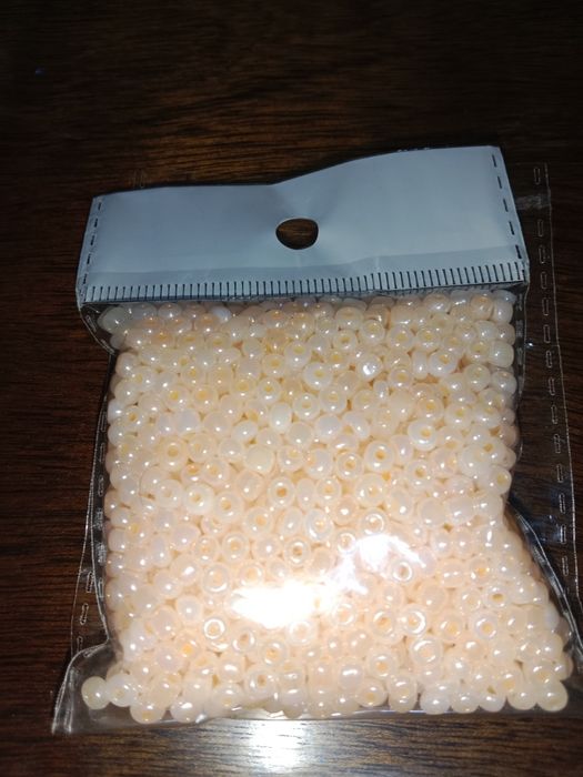 Бисер цвет бежевый