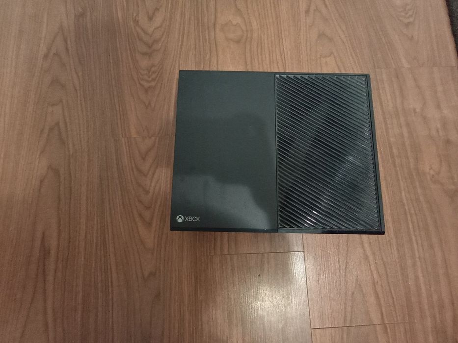 Vând Xbox one cu două manete