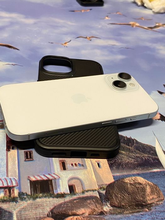 Продавам iphone 15 бял , 128gb