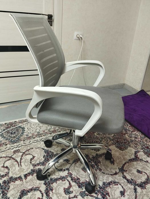 Kreslo sotiladi. Hamma narsasi joyda