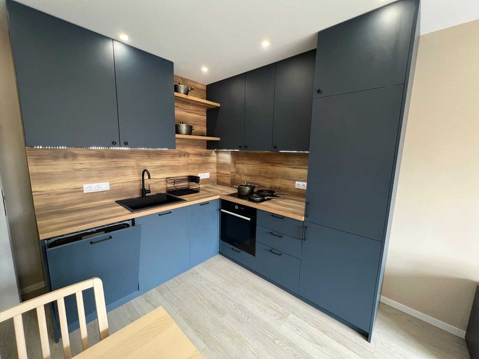 За първи път под наем! Тристаен апартамент в Лазур!