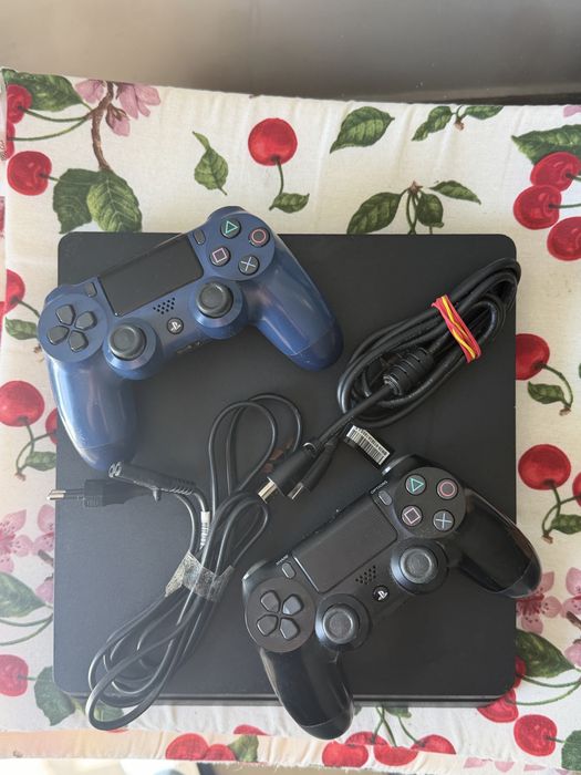PS4 Slim 1 TB cu 2 Controller Originale perfect functionale cu cabluriile aferente
