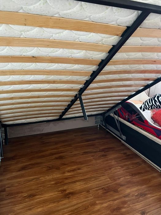 Продаётся двуспальная кровать