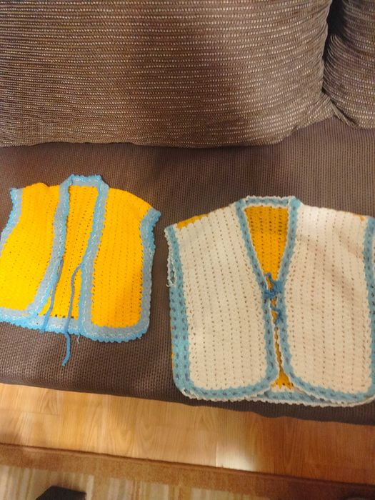 Детски ръчно плетени жилетки и елеци