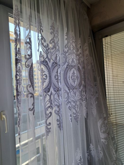 Снежно бяла завеса с бродерия