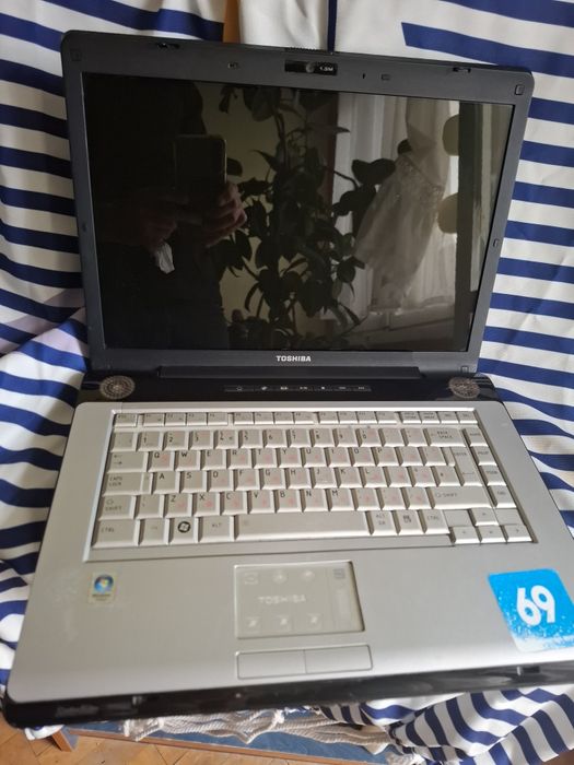 Продавам два лаптопа Toshiba Satellite A200 и  MSI. Работещи за части