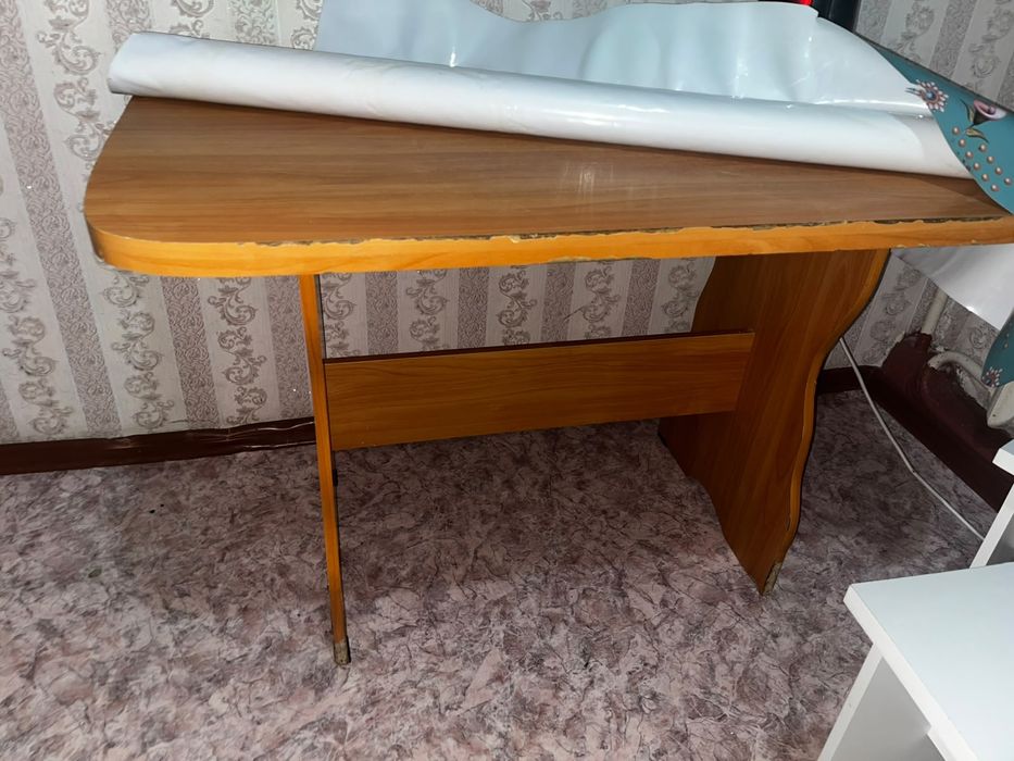 Стол и стулья продам