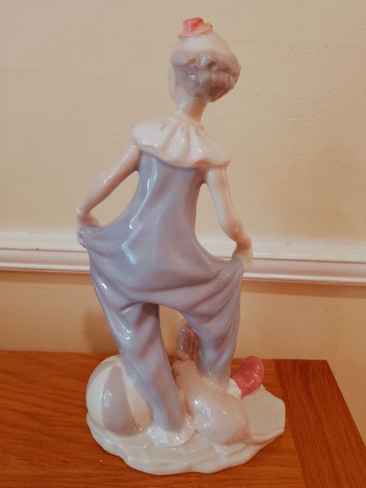 Два порцеланови клоуна