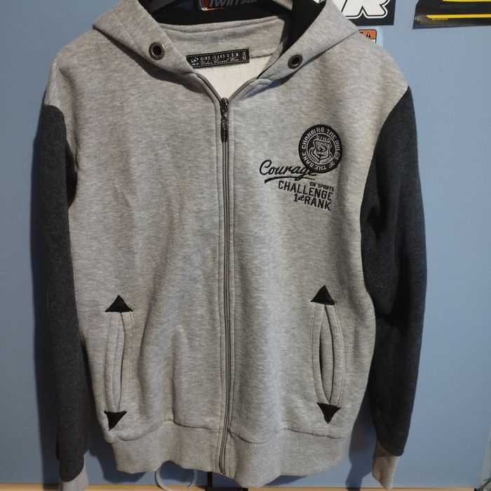 Предлагам ватирани якета,суичър и елек.Различни размери.По 5 евро