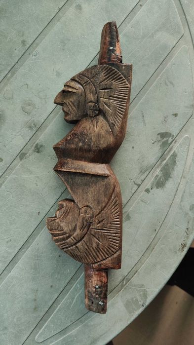 Декоративни дърворезбовaни кукерска, индианска и индийски пластики.