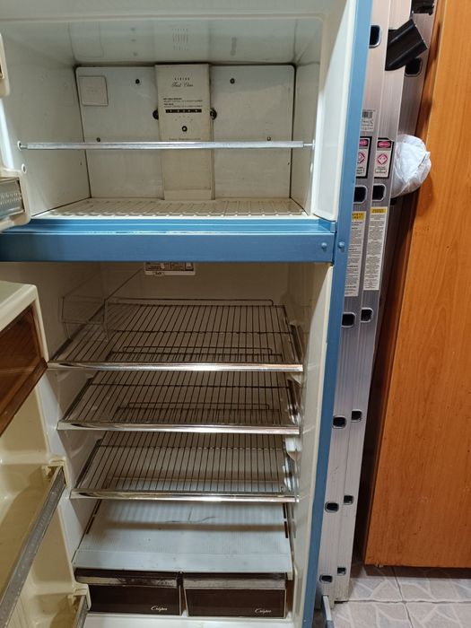 Продавам Хладилник с фризер  GIBSON