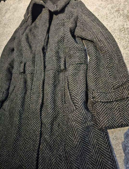 Palton din lână cu model herringbone.
