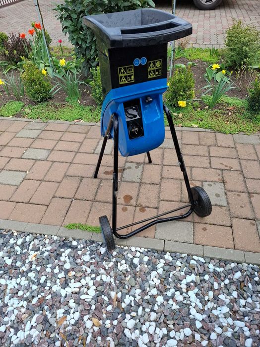 Vand masina de tocat crengi,buruieni, germana.