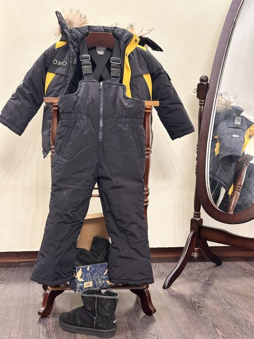 Зимний комбинезон и обувь на мальчика
