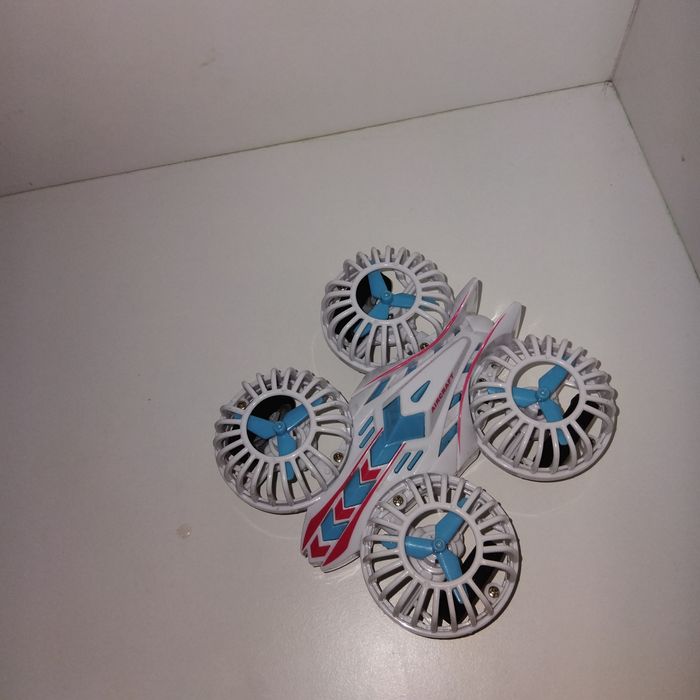 Что в виде дрона но пульта нету