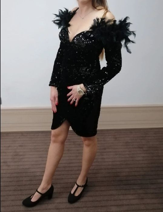 Rochie neagră cu paiete si pene