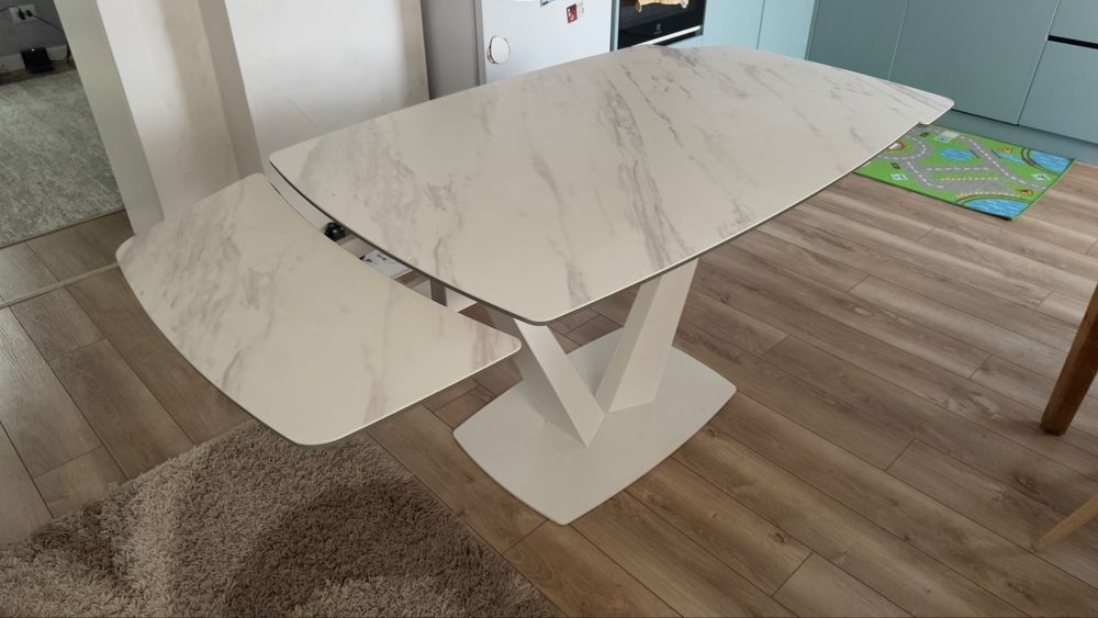 Продам обеденный стол 120х85