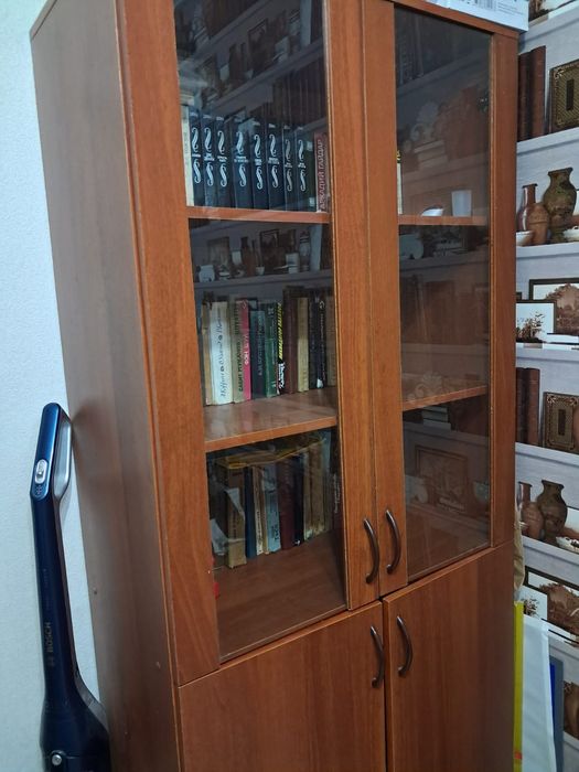 Продам книжный шкаф б/у