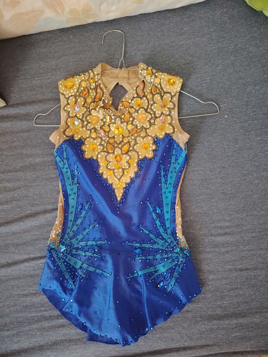 Продавам трика за художествена гимнастика + подарък уреди