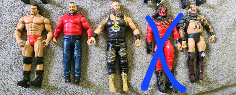 Продавам рингове , кола и фигури WWE