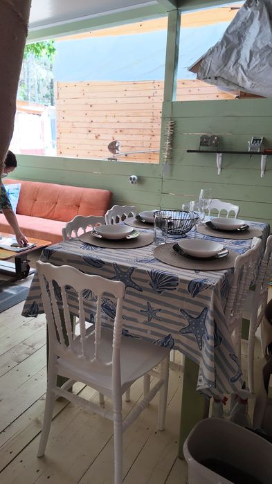 Продава каравана с просторен навес на морето