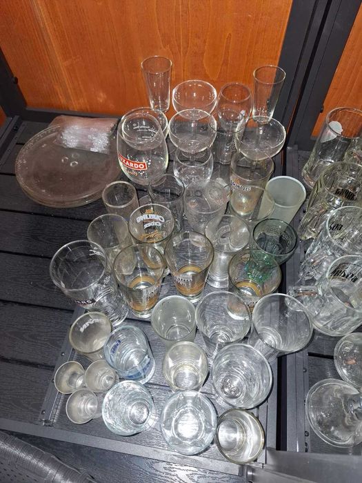 200 чащи за бира, уиски, вода, кани за вино и вода