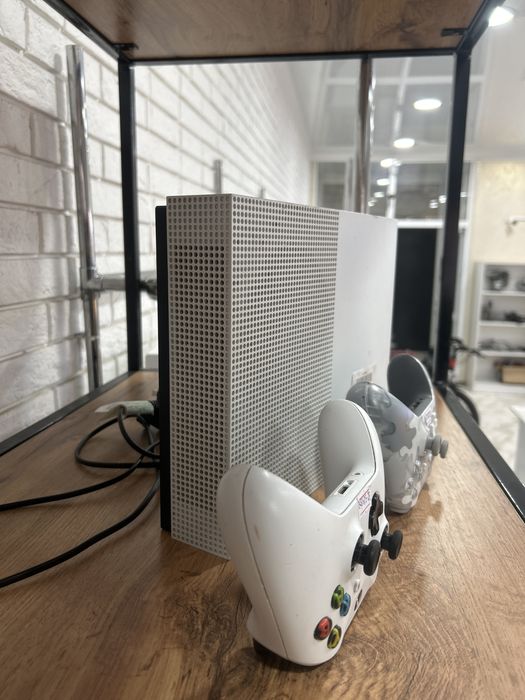 Xbox One S  512Гб 2джоистик