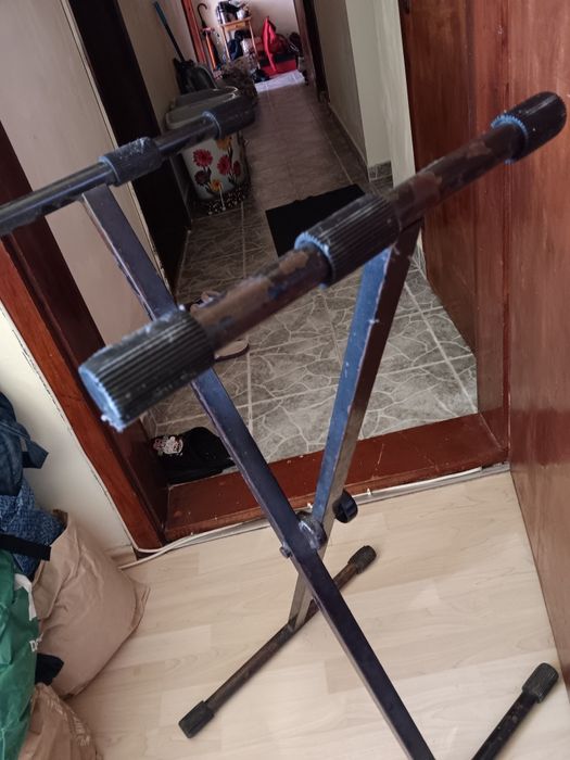 Черна стойка за клавир