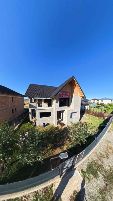 Casă + anexă locuibilă în curte