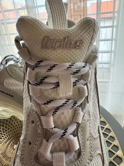 Vând adidași Balenciaga, mărimea 43, noi, nepurtati, fără cutie.  * Mărime: 43 * Stare: noi * Cutie: nu * Model: Balenciaga * Preț: negociabi