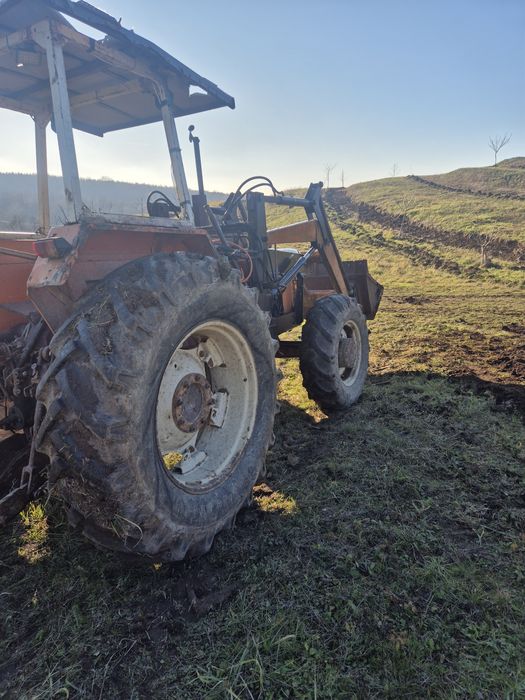 Vand tractor Fiat 4×4 cu incarcator