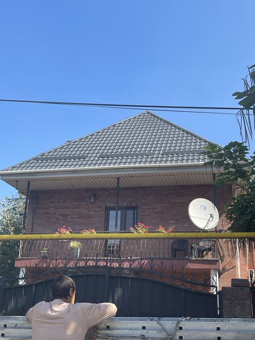 Покраска крыша. Дом