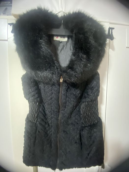 Vesta blana artificiala.