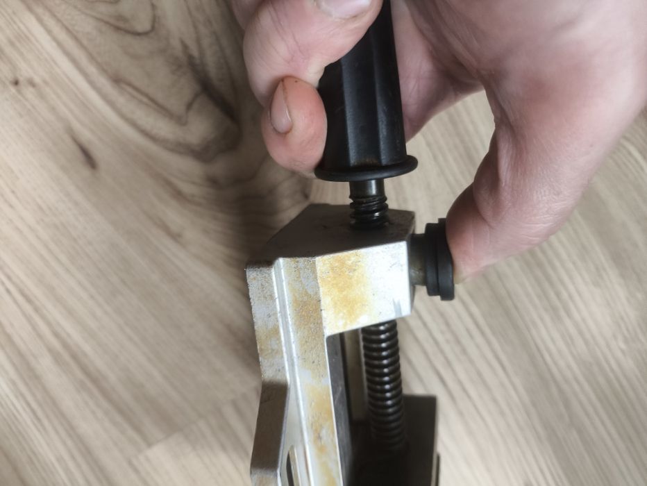 Стоманено менгема за настолна бормашина