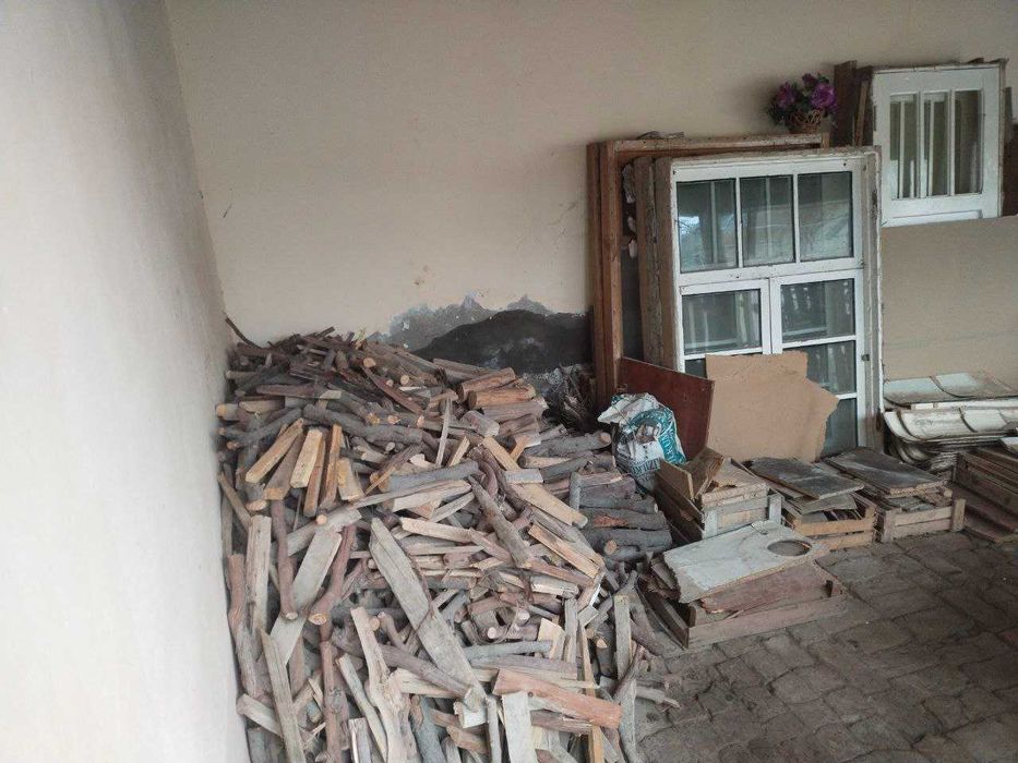 Qurigan o'tinlar sotiladi.