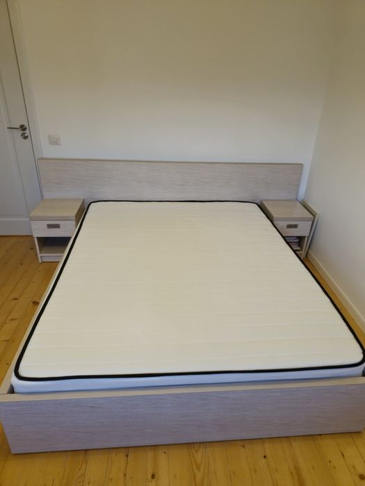 Vând pat matrimonial cu spații de depozitare + 2 comode (noptiere)
