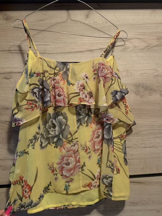 Maiou Guess,in conditii foarte bune,purtat de cateva ori ,fara defect