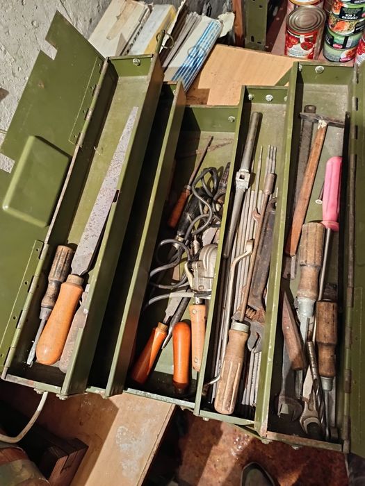 Инструменти използвани,чукове,бензинова лампа нова.