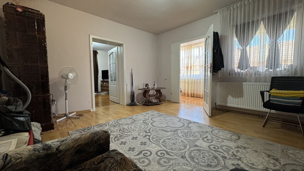 Vand casa zona centru