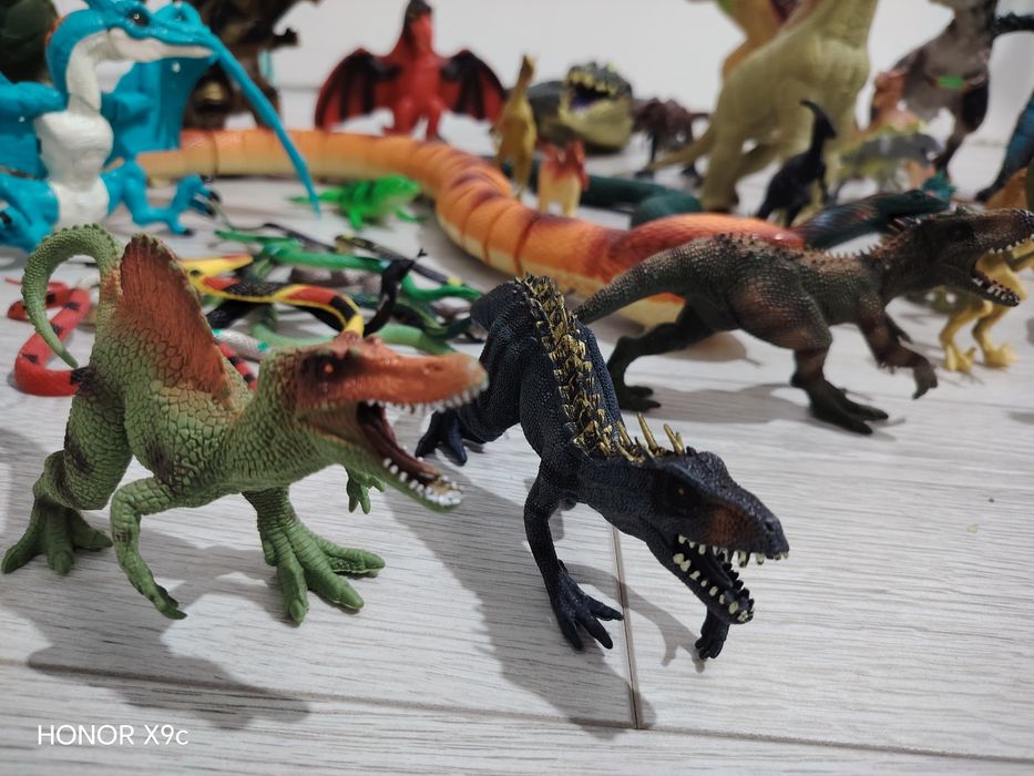 Продам динозавров