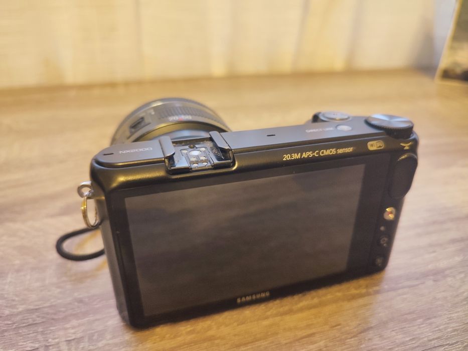 Samsung NX2000 cu obiectiv defect